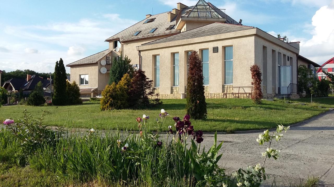 Guest House Uzhgorod Extérieur photo