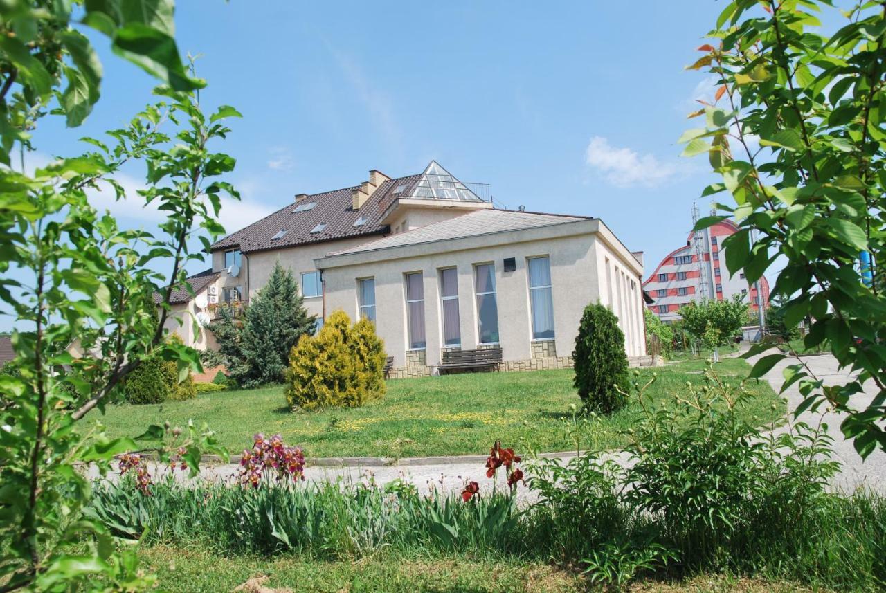 Guest House Uzhgorod Extérieur photo